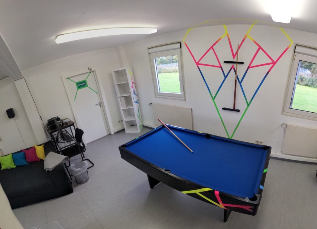 Billardtisch und farbige Wandgestaltung im Jugendtreff